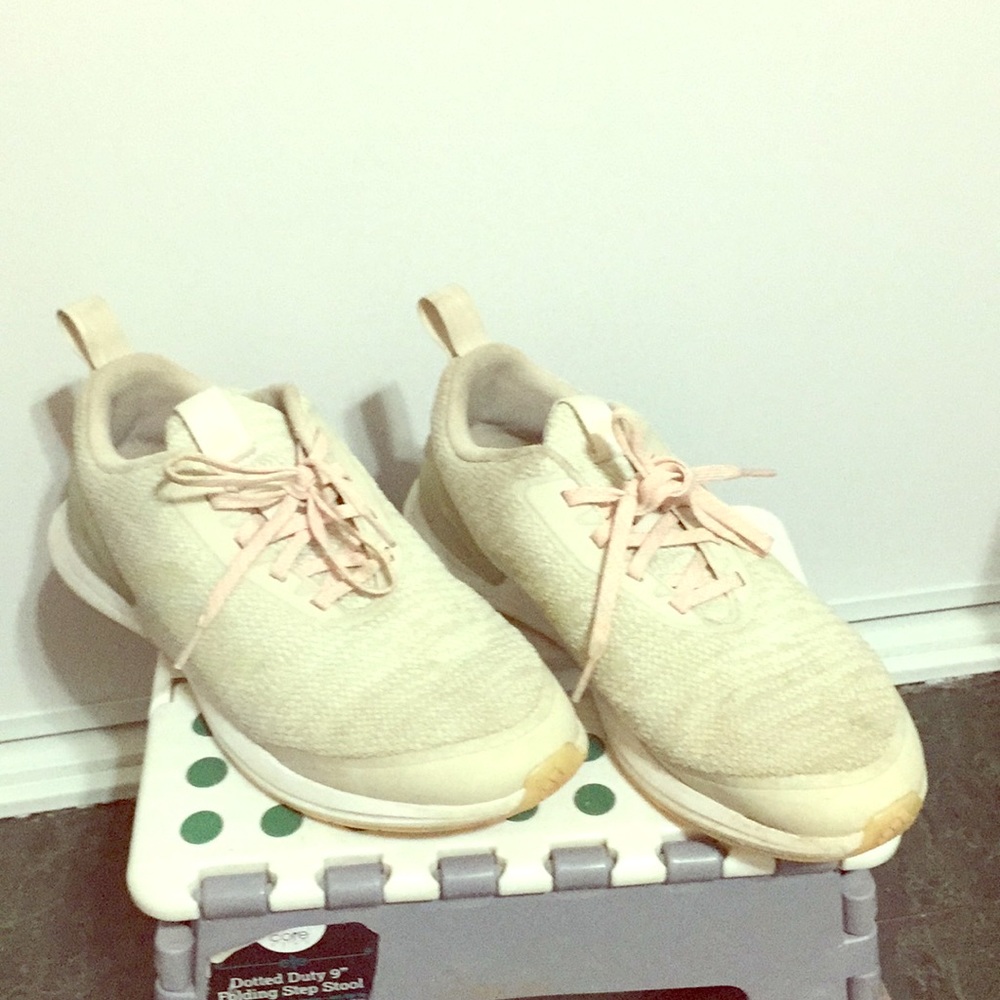 Athletic shoes